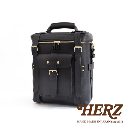 職人手作黑色皮革大型三用旅行後背包，帶有金色金屬扣件和拉鍊，正面有翻蓋口袋和可調節肩帶。