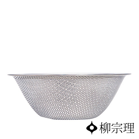 這是一款由柳宗理設計的圓形不鏽鋼瀝水盆，表面呈現精緻的網狀孔洞設計，材質堅固耐用，底部平穩且盆身呈弧形，適合日常廚房料理的清洗與瀝水使用，右下角標註有柳宗理的品牌字樣。