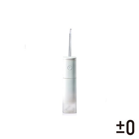 白色便攜式沖牙機，主體為圓筒狀，頂部有透明噴嘴，機身有一個圓形按鈕，下方為半透明儲水槽，槽內可見部分零件。