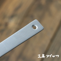 鋁製錘目紋湯勺，銀灰色，表面帶有細緻的錘擊紋理，勺柄末端有一個圓孔，方便懸掛。