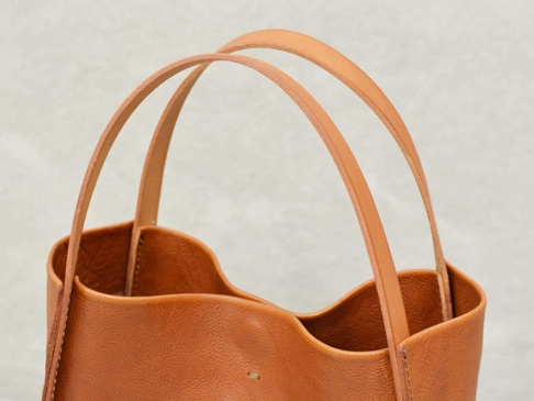 職人手作皮革Organ方形托特包 (G-68) S，採用天然棕色皮革製成，設有兩條可提式皮革提把，包身呈現柔軟的方形輪廓，材質自然細緻。