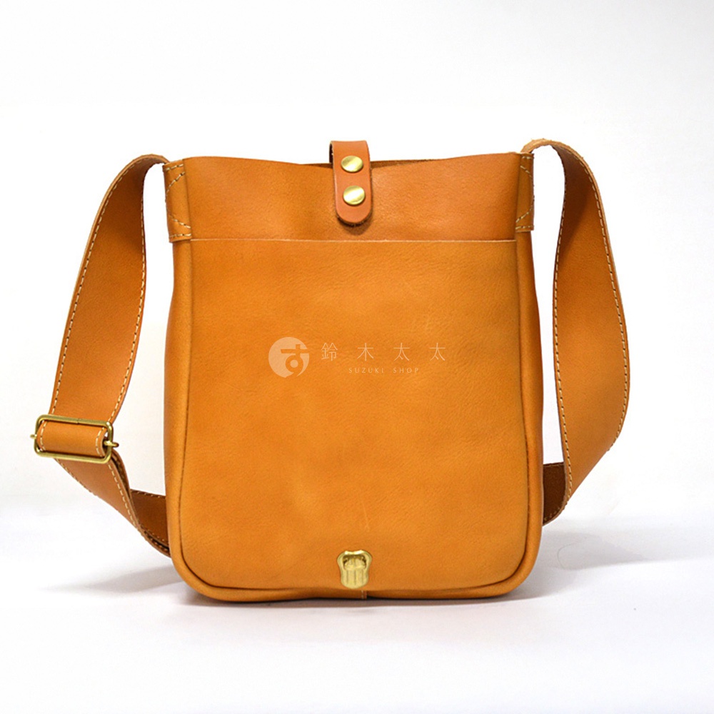 日本HERZ職人手作皮革軟皮直式斜背包，標誌性的品牌文字在包身上，採用鞣製皮革材質，色澤溫潤，細節處有金屬釦環與針線縫製。