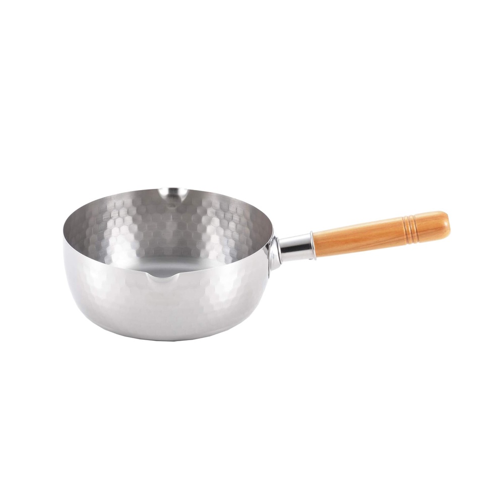 18公分不鏽鋼單柄雪平鍋，鍋身採用錘紋不鏽鋼材質，配有木質手柄，鍋緣有兩個方便傾倒的壺嘴。