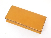 一款職人手作的淺棕色皮革長夾，表面光滑，邊緣有細緻的白色縫線，設計簡潔，適合收納卡片。