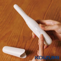 白色的珍珠離子夾 KHS-G650，手持操作，旁邊放置有保護蓋。