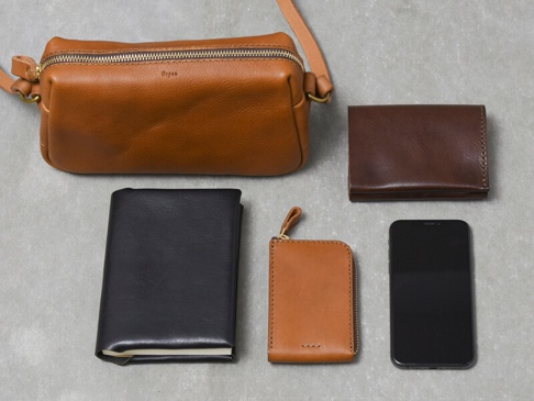 収納例:ブックカバー(GS-40)、カードポケット付きキーケース(GS-60)、マチ付き二つ折り財布(GS-16)、スマートフォン。