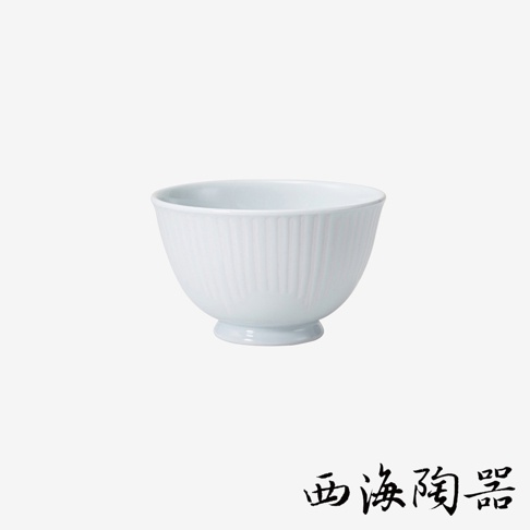 一個白色、帶有垂直凹槽紋理的陶瓷飯碗，碗身呈開放式，底部有穩固的圓形座。