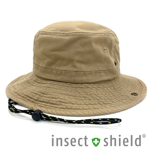 卡其色圓頂漁夫帽，側面有兩個金屬透氣孔，帽緣設有可調節的繩帶，材質為透氣布料。