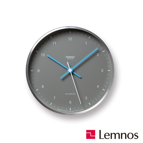 Mizuiro時鐘，圓形灰色錶盤，配有銀色金屬邊框、藍色時針與分針、白色秒針，錶盤上印有「lemnos made in japan」及「radio controlled clock」字樣。