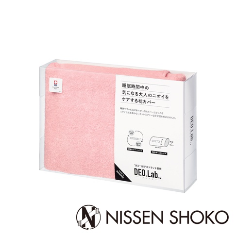 粉色毛巾材質的DEO.Lab.淨味消臭今治毛巾枕套，收納於透明包裝盒中，枕套觸感蓬鬆柔軟，可雙面使用，並標示有彈性拉伸的尺寸資訊。