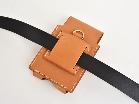 職人手作皮革三用手機收納包 (KM-1) M，淺棕色皮革製成，帶有縫線細節，可穿過黑色皮帶，頂部有一個黃銅 D 型環。