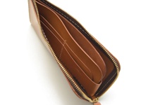 職人手作皮革L型拉鍊長夾，呈現原色皮革內裡，設有多個卡片夾層，搭配黃銅色拉鍊，簡潔實用。