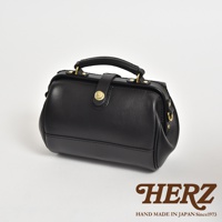 黑色皮革口金醫生包，配有金色金屬扣和提把，風格復古，適合單肩攜帶，展現職人手作質感。