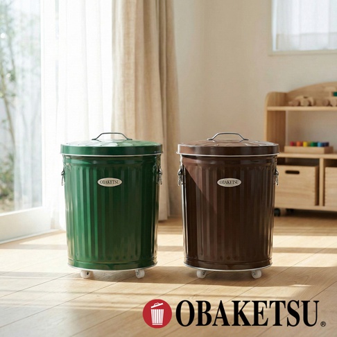 OBAKETSU 品牌綠色與棕色附輪垃圾桶，室內簡潔佈景，溫暖光線灑落