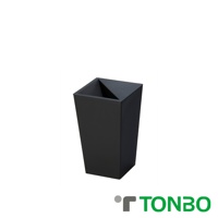 黑色方形半開垃圾桶，具有傾斜的頂部開口，整體呈梯形設計。