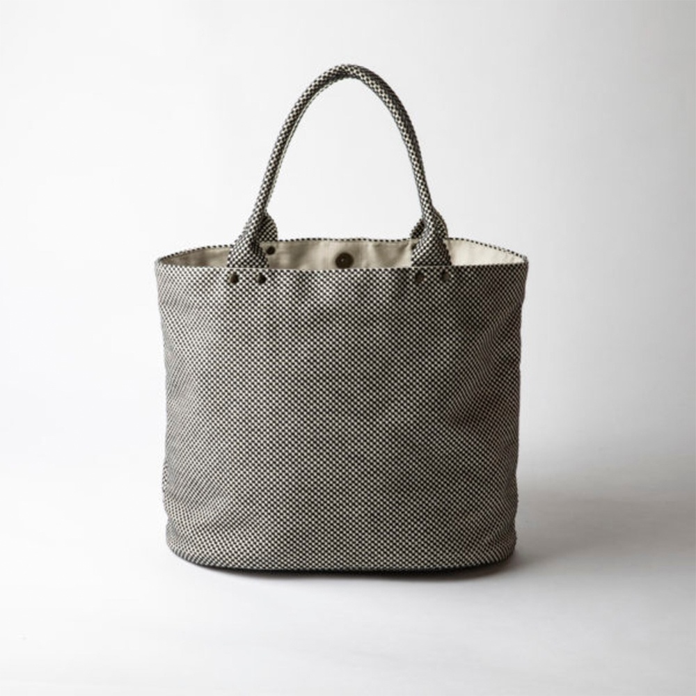三河木綿刺子織大開口托特包，以黑白格紋圖案呈現，包身硬挺，配有兩條圓形提把，開口處有金屬釦設計，內裡為米白色。
