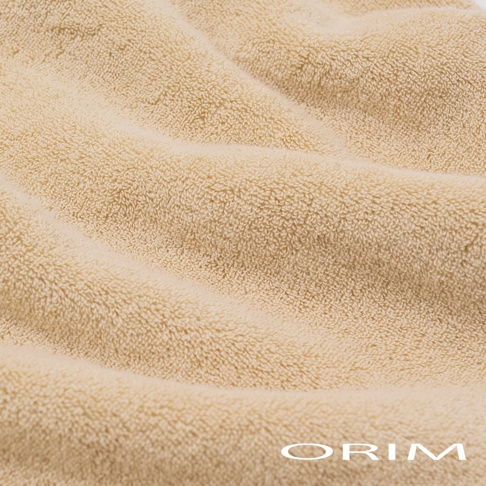 今治毛巾材質的淺米色吸水桑拿風頭巾，質地柔軟蓬鬆，有著細緻的毛圈。