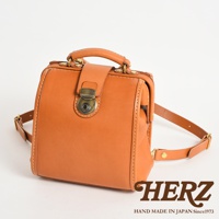 職人手作皮革迷你後背醫生包，採用光滑的棕色皮革製成，綴有金屬旋轉鎖扣和頂部提把，配有可調節的皮革肩帶，風格經典。