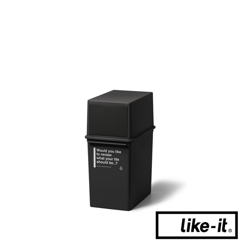 黑色前開式矮版可疊垃圾桶，容量17公升，由塑膠製成。桶身印有英文文字「Would you like to review what your life should be...?」及網址。