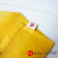 黃色網狀透氣收納袋，材質為聚酯纖維，袋口有白色織標，印有紅色「福」字圖案，角落處有「BAN INOUE」品牌標誌。