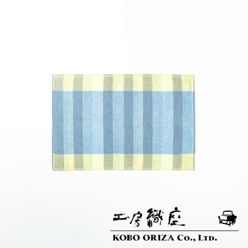 今治格紋手帕，採用藍色、淺藍色與鵝黃色直條紋設計，布料紋理清晰，質感細緻。
