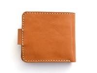 焦糖色皮革短夾，以手工縫線圍邊，側邊有一個可拆卸的皮革繫帶。