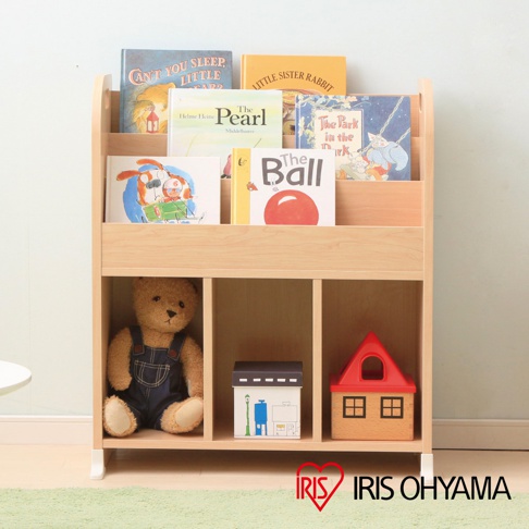 淺木色童心繪本架 ER-6030，頂層擺放多本兒童繪本，中層左側為絨毛泰迪熊，右側為玩具屋，整體為木質材質，底部有白色支撐腳。