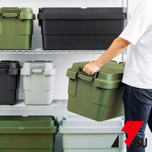 展示三個不同尺寸的TRUNK CARGO可堆疊收納箱，分別為軍綠色、淺灰色和黑色，均為硬質塑膠材質，帶有強化提把和鎖扣設計，可堆疊收納。