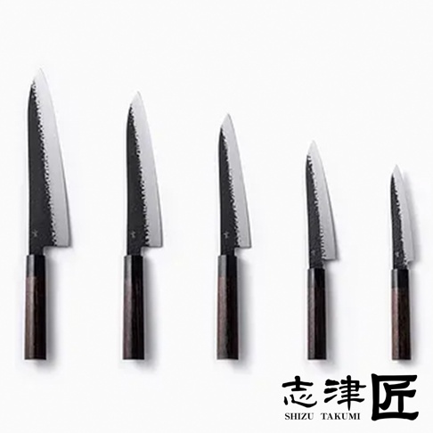 五把不同尺寸的日式主廚刀，刀刃為銀色不鏽鋼，帶有鍛造紋理，刀柄為深棕色木質。
