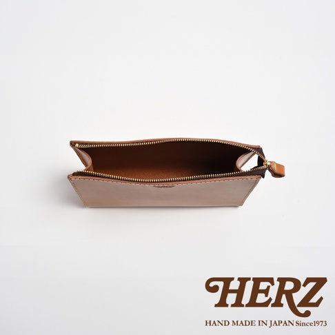 職人手作皮革三角底拉鍊手拿包，淺棕色皮革，內部為深棕色皮革，配有金色拉鍊。