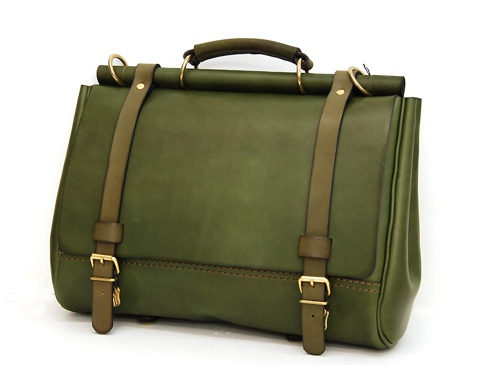 職人手作皮革屋瓦風三用側背包，採用深綠色牛皮材質，搭配咖啡色皮革裝飾與黃銅色金屬釦環，設計簡約。