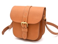 棕色皮革單肩包，帶有縫線裝飾的翻蓋、黃銅扣環和可調節肩帶。