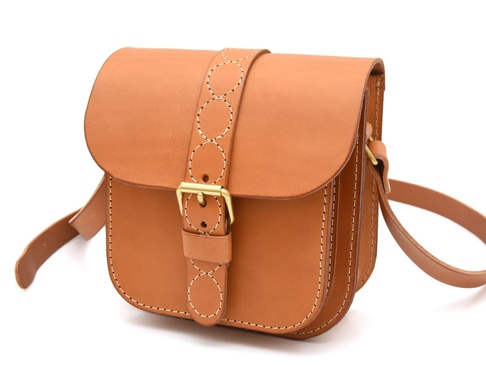 棕色皮革單肩包，帶有縫線裝飾的翻蓋、黃銅扣環和可調節肩帶。