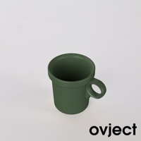 綠色琺瑯馬克杯，帶有圓形手柄，簡潔的設計，適合日常飲用。