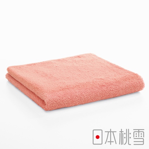 珊瑚粉色飯店毛巾，材質柔軟，質地蓬鬆，呈現簡潔的折疊樣貌，適合用於居家或飯店。