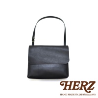 職人手作經典郵差包，黑色皮革材質，包身簡潔，翻蓋設計，配有可調節肩帶。