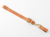 棕色皮革製胸前扣帶，寬2.4公分，附有黃銅色金屬扣環、旋轉鉤及固定釘，適合搭配背包使用。