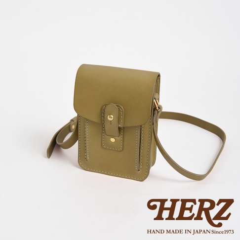 職人手作皮革休閒散步包 CP-52 S，橄欖綠色，方形翻蓋設計，正面有壓扣開合，搭配可調式皮革背帶。