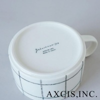 白色美濃燒手繪馬克杯，杯身帶有藍色網格線條，杯底有品牌標誌與「Made in Japan」字樣。