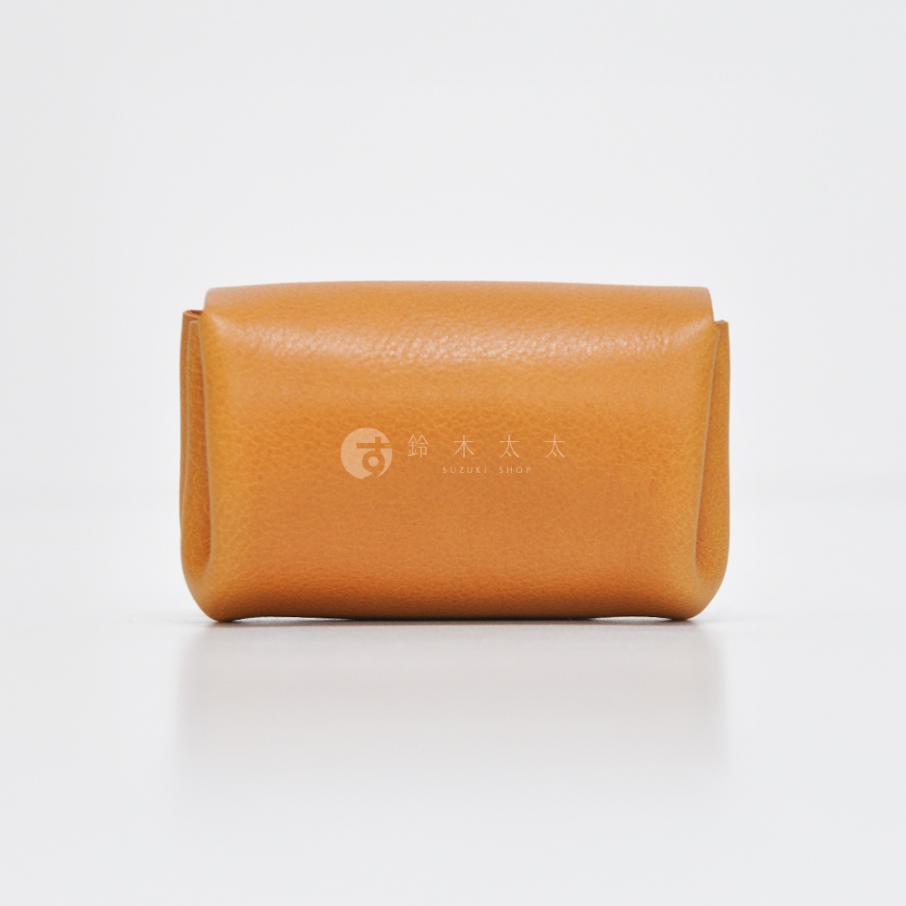 簡約的棕褐色皮革三層收納零錢包，設計小巧，表面有細緻紋理，中間印有品牌標誌。