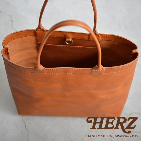 HERZ 職人手作皮革肩背包，簡約托特包造型，展現溫潤的皮革質感