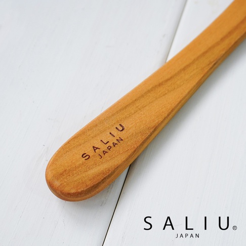 YAMASAKURA 山櫻木平口鍋鏟，淺棕色木質，寬扁的鍋鏟頭，上面刻有「Saliu Japan」字樣，整體呈現自然木紋紋理。