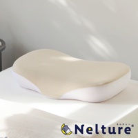 NELUD 完美釋壓Q彈棉花糖枕，淺米色網狀透氣布面，搭配白色支撐邊緣，呈現人體工學曲線設計，置於白色床鋪上，光影柔和。