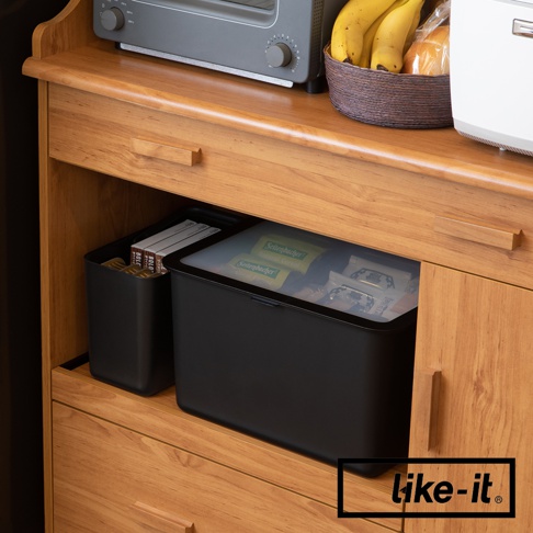 like-it 品牌標誌下，是裝有餅乾的兩個黑色收納盒，右邊的收納盒蓋子是半透明的。