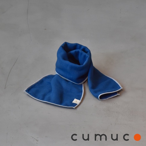 CUMUCO品牌藍色六層紗運動毛巾，質地輕透，速乾，短版設計，邊緣有白色滾邊，一角有品牌標籤。