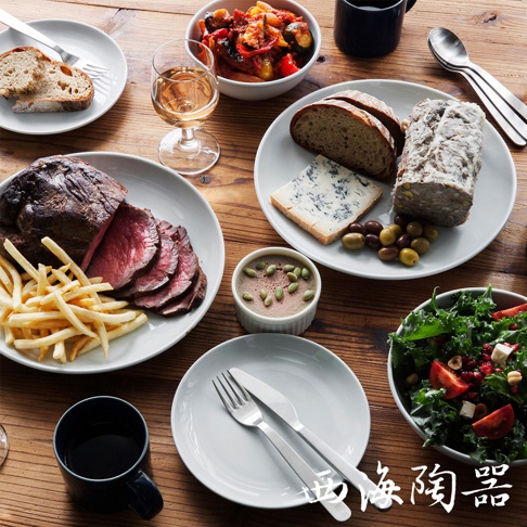 波佐見燒 Common 陶瓷料理盤，24公分，淺灰色，盤中盛有烤牛肉、薯條、麵包、起司、橄欖、肉醬與沙拉。