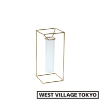 黃銅四角結構支撐著一個透明玻璃試管，用於插花。