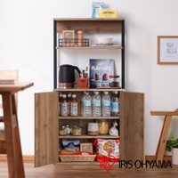 鐵木櫥櫃 IWKC-590，木紋色，帶有黑色金屬框架，共四層，展示了多種廚房用品，如電熱水壺、磨豆機、瓶裝水、零食罐和包裝食品。