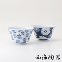 兩個陶瓷丼飯碗，一個裝飾有藍色小花圖案，另一個則是大塊的藍色花卉圖案，碗身呈喇叭狀，底部有座。