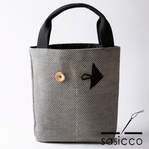 三河木綿刺子織直式收納托特包，採用黑白格紋織物製成，配有黑色提把、一個木質鈕扣及一個黑色箭頭造型裝飾。